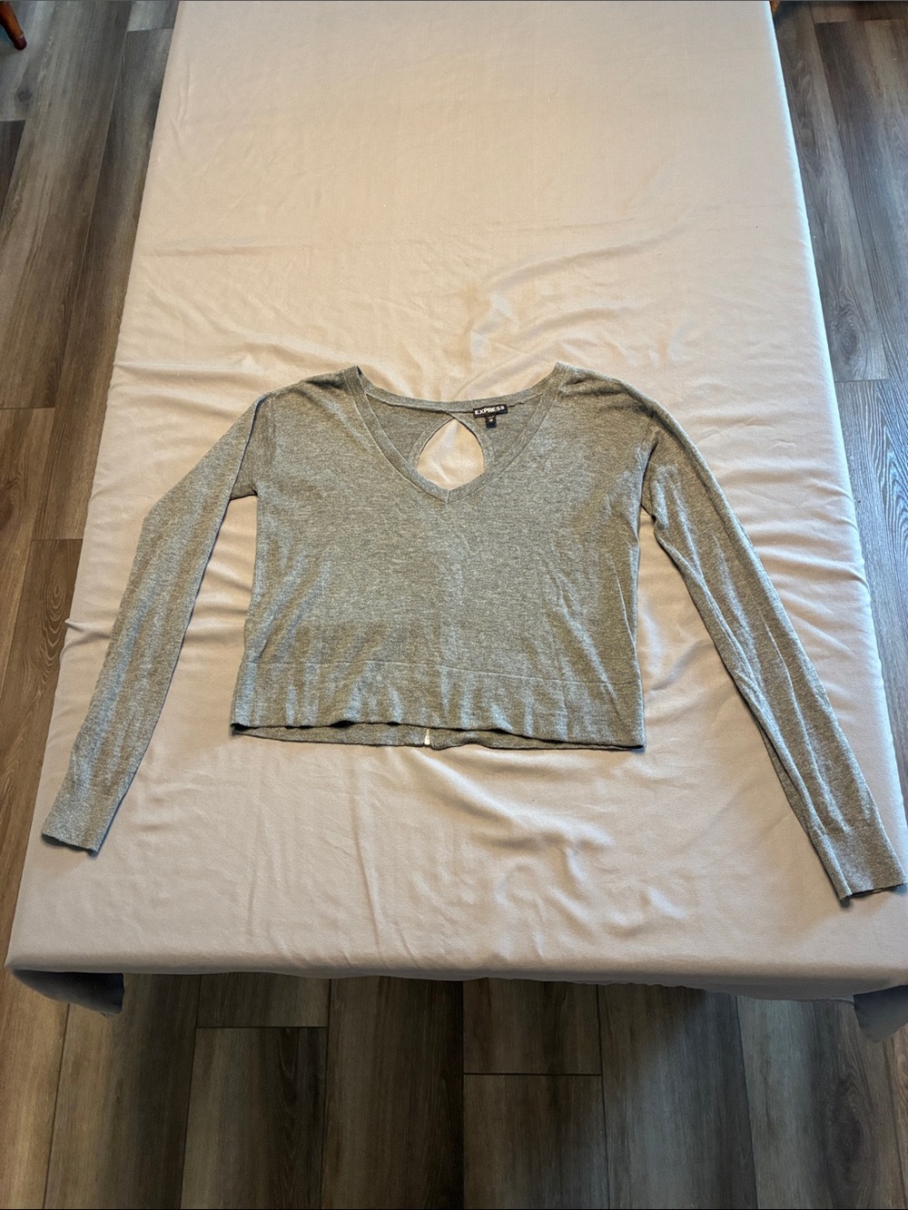 Express Light Gray Long Sleeve V-Neck Crop Top with Back Keyhole